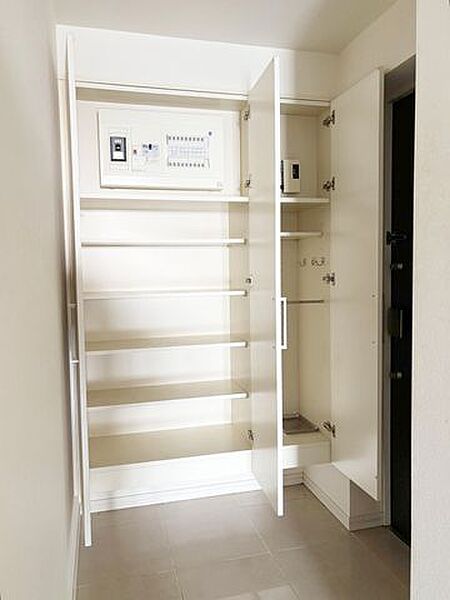 アルコーブあり。ドアの開閉時に部屋の中が見えないプライベートに配慮した造りです。