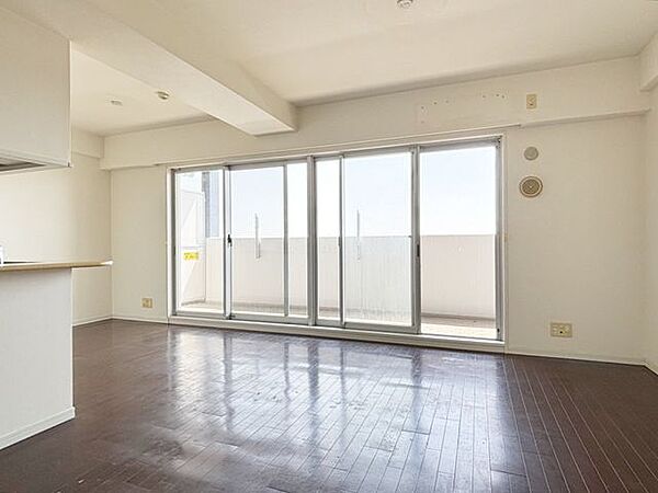 前面棟無し。陽当たり・見通し・風通し良好です♪最上階のため上階の音が気になりません。2026年5月に室内クリーニング済なので、すぐに生活を始めることができます。
