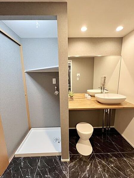 キッチン・洗面室・トイレのフロアタイルを貼替。デザイン性とメンテナンス性を両立しています。