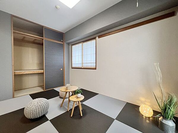 琉球畳へ交換し、障子・襖も貼替。モダンな内装と調和する上質な和空間に仕上げました。
