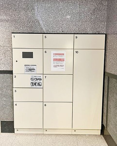 宅配BOX付き。不在時の受け取りがとても便利で玄関を開けて対応する必要が無いので防犯にも役立ちます。