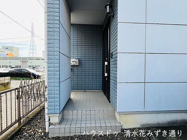 玄関が直接道路側に面していないため、外からの目線が気になりにくく、お子様が万が一玄関の外に出てもすぐに道路に出ることができないため安心です◎