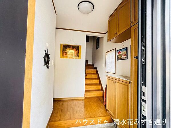 木を基調としたぬくもり溢れる玄関スペースは、住まい全体を広く温かな印象に感じさせてくれます◎