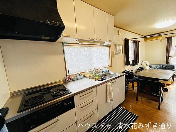2F16.25帖LDK・・・壁付けキッチンでは吊り戸棚を設置しても圧迫感が出ないため、収納を確保しやすいこともメリットの一つです(^O^)／