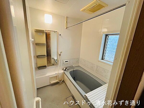 窓付きの浴室は開放的な気分でゆっくり入浴タイムを味わうことができます◎足を伸ばしてゆったりとくつろぐことのできるリラックス空間(^O^)