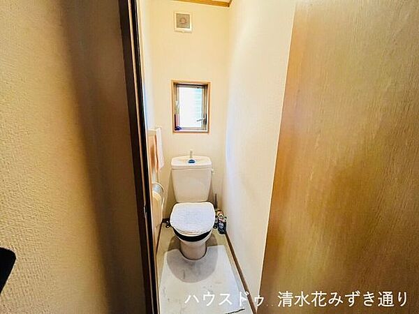 2Fトイレ・・・1階と2階にひとつずつ完備◎小窓がついているので換気や採光はもちろん、圧迫感がなく快適にお使いいただける空間です(^O^)／