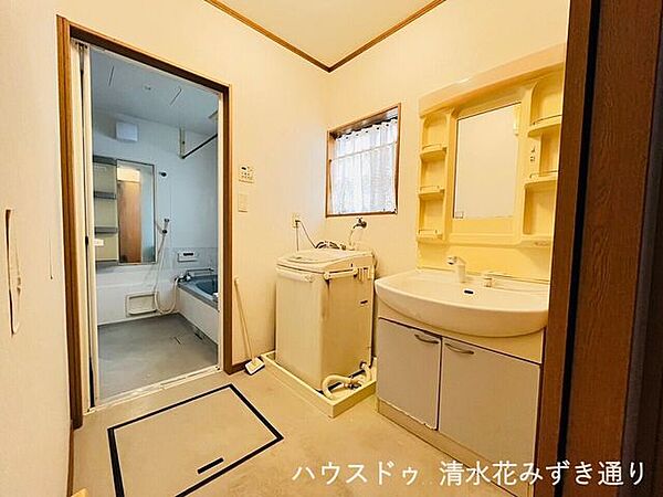 洗濯機置き場のついた洗面所で、家事動線がスムーズに取れる快適な洗面所です(^O^)／