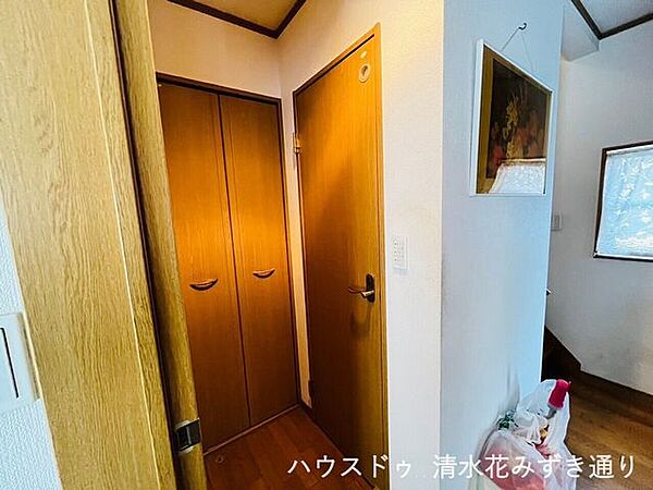 1Fトイレ横収納・・・廊下は生活に密着しているので収納する物の幅が広く、収納スペースが増えることで片付けが楽になり、快適な住み心地につながります(^O^)