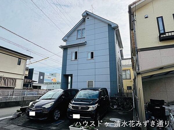 住居前普通車2台・軽自動車1台駐車可能です◎車種により普通車3台駐車可能なスペースがございます！