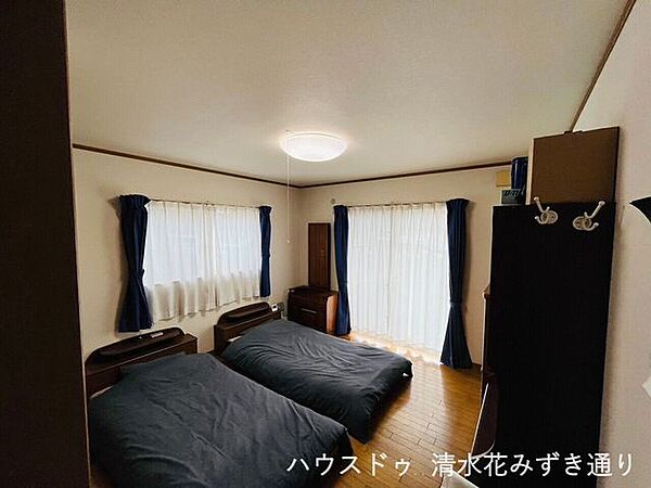 1F8帖洋室・・・主寝室としてもお使いいただけるゆったりスペースのお部屋です(^_^)☆南面からの日差しが気持ちの良く、明るく快適にお過ごしいただけます！