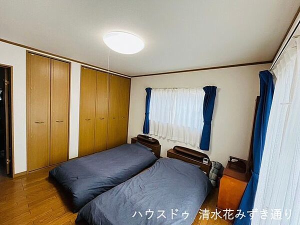 1F8帖洋室・・・柔らかい木目の床が印象的なお部屋には北欧風の家具・インテリアがとっても合いそうな優しい雰囲気の空間ですね(＊^-^＊)