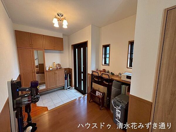 広い玄関があると万が一松葉杖を使うような大きな怪我をしてしまった時にも補助が楽になります◎長く住んでいただける工夫の一つでもありますね(^^♪