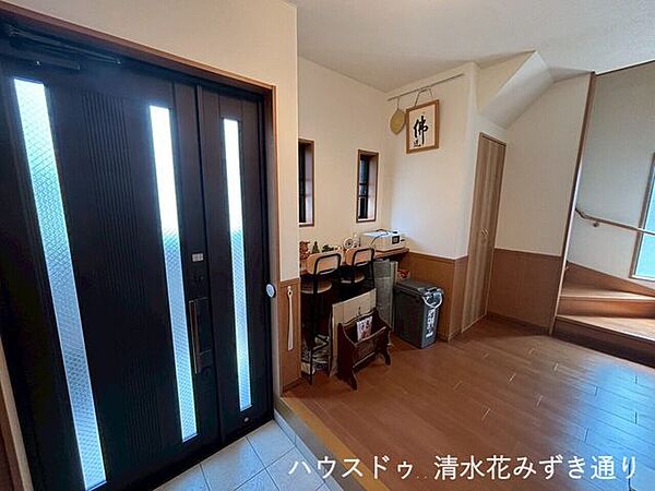 玄関が広いと靴の脱ぎ履きが楽♪小さなお子様のいる家庭では靴を履くのに時間がかかったり、親が手伝うこともありますよね。その時にも窮屈感なく広々使えるのはとても便利に感じるはずです！