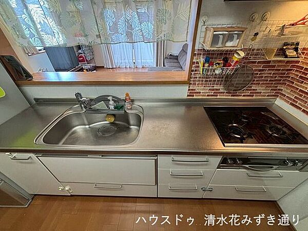 1F17.5帖LDK・・・おかず2種類と汁物を同時に作れる、お弁当と朝ごはんを同時に作れるなどのメリットのある三口コンロで毎日のお料理も快適に(^^♪