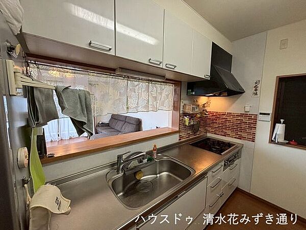 1F17.5帖LDK・・・カウンターキッチンはリビングとキッチンの空間を仕切りの役割もある為、くつろぐこととお料理の場面を分離させてくれます(＊^^＊)