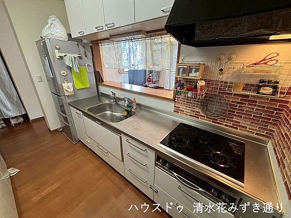 1F17.5帖LDK・・・壁に仕切られた壁付けキッチンと比べると、キッチンからの声や、反対にリビング・ダイニングからの声が届きやすく、一緒に暮らす家族とのコミュニケーションが取りやすくなります◎