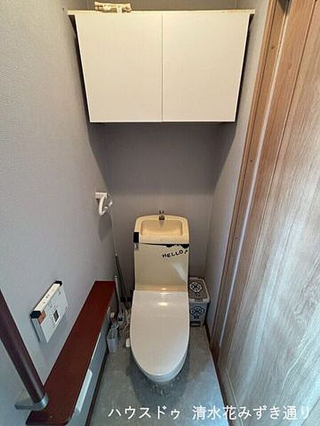 1Fトイレ・・・壁に収納スペースを設けることで、空間を有効活用しながら、見た目もスッキリとしたトイレを実現してくれます(^O^)床置きの収納と比べて、掃除がしやすいというメリットもあります！