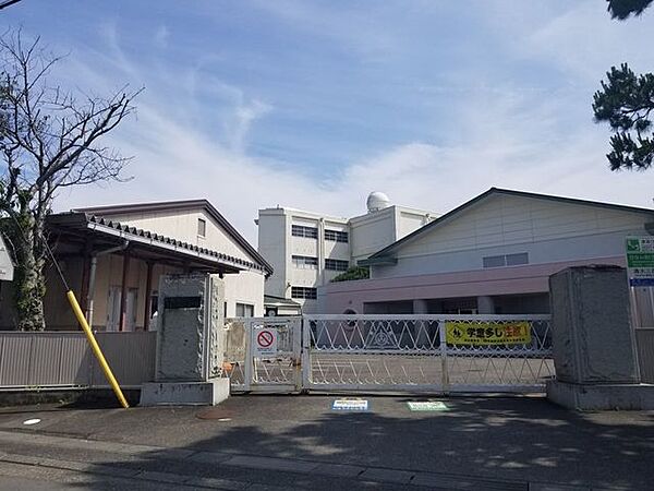 静岡市立清水三保第一小学校≪教育目標≫地域を愛し、たくましく生きる子　～自ら学び高め合ってやりぬく子～≪重点目標≫主体的に学びへ向かう子●児童数（2023年度）…241名 1210m