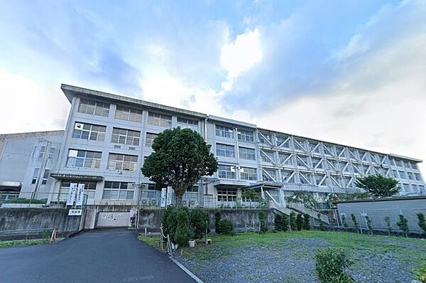 静岡市立賤機中学校 ≪教育目標≫「夢・挑戦・自立」≪重点目標≫「かかわろう・つたえよう・共に成長しよう」●児童数（2024年度）…318名 2610m