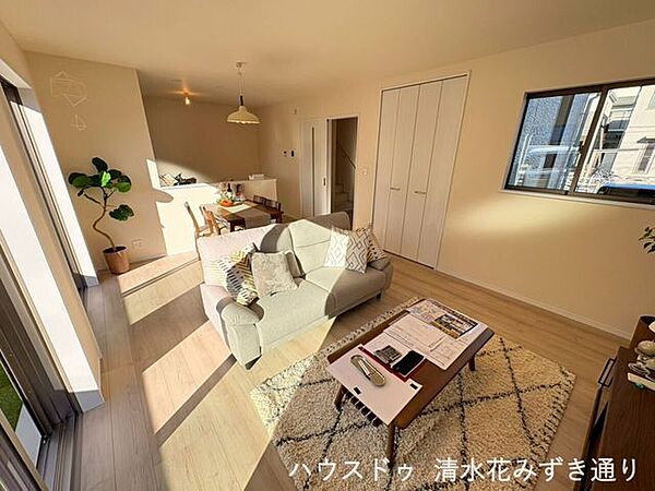 1F16帖LDK・・・広々としたリビングは、家具の配置もしやすく、家族団らんはもちろん、友人を招いた時の団らんや趣味の空間としても活躍☆彡明るく開放感があり、毎日の暮らしがより豊かになりますね！