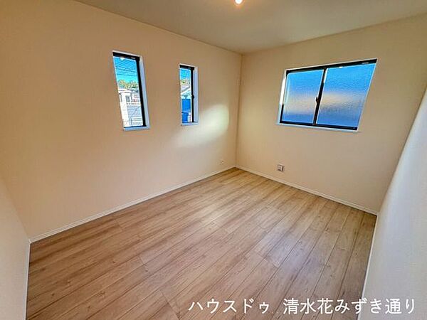 1F16帖LDK・・・キッチンスペースが広く確保されていると、調理もスムーズに行えます♪料理の腕も上がり毎日の家事が楽しくなりそうですね(^O^)／
