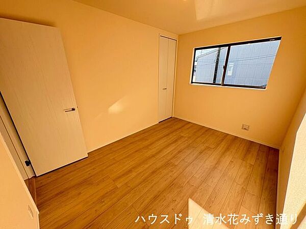 1Fトイレ・・・玄関すぐにトイレがあると、帰宅後の動線がスムーズでとても効率的☆外出先から戻った際にすぐ利用でき、室内を通らずに済むのも嬉しいポイント！家族の毎日の生活を快適にサポートしてくれる工夫！