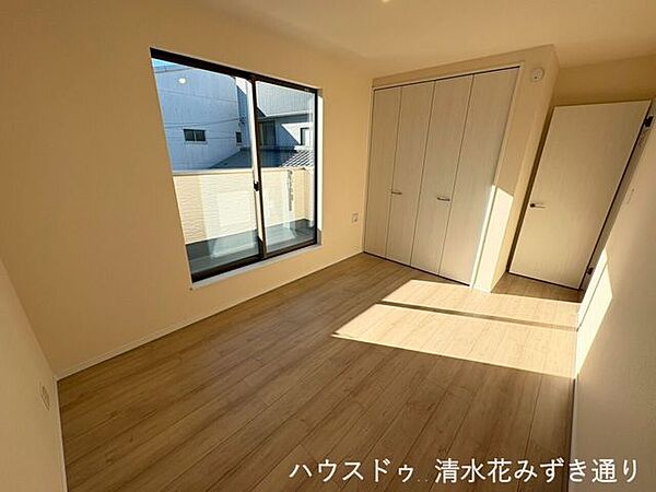 鏡の下の収納が外に出ていない分、埃なども溜まりにくくなるので、掃除の頻度を減らすこともできます◎