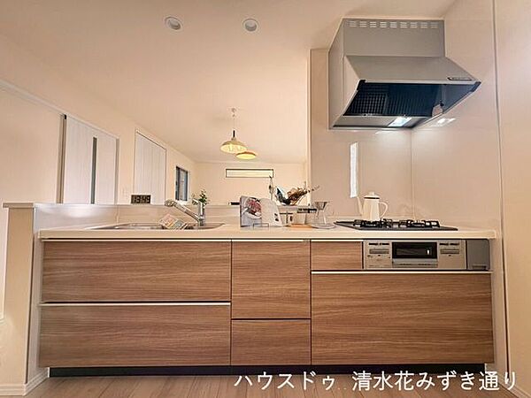 2F西側6帖洋室・・・西側洋室は落ち着いた光の入り方で、集中したい書斎や学習スペースにも！家具の配置もしやすく、子ども部屋としても快適に使えるため、家族のライフスタイルに合わせて柔軟に活用できます♪