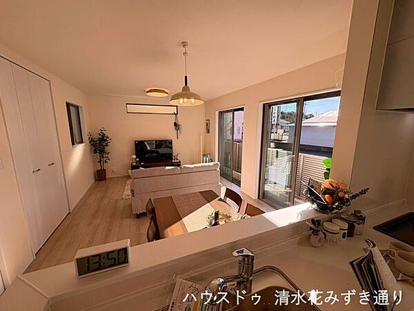 2F西側6帖洋室・・・午後からやわらかな日差しが差し込み、明るく落ち着いた空間になるのが特徴です。夕方まで自然光を感じながら過ごせるため、書斎や寝室、子ども部屋など多用途に使いやすく快適♪