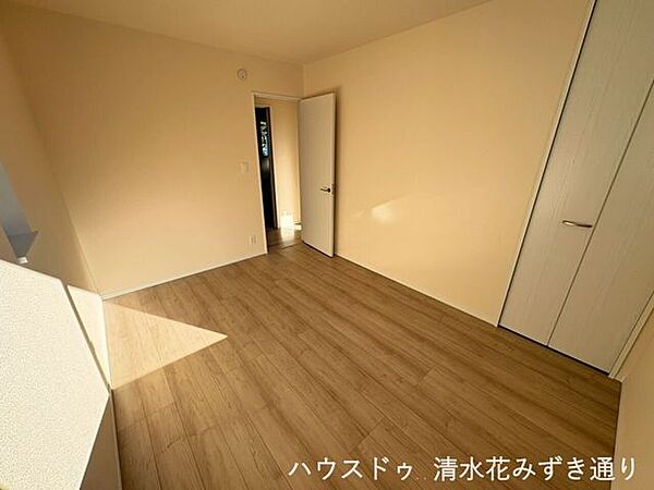 玄関を入ってすぐに階段がある間取りで、リビングを通らず2階へ移動可能。来客時も生活空間を見られにくく、家族それぞれのプライバシーを保ちやすい動線設計です。外出・帰宅もスムーズに行えます。
