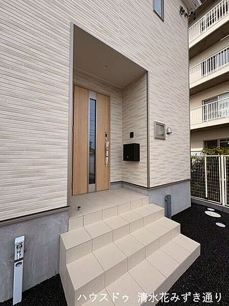 白を基調とした玄関には、パッと目を引くような大きめのアートや観葉植物、傘たてなど、モダンなアイテムや温かみを感じるアイテムで、好みの玄関をつくり上げてみてください♪
