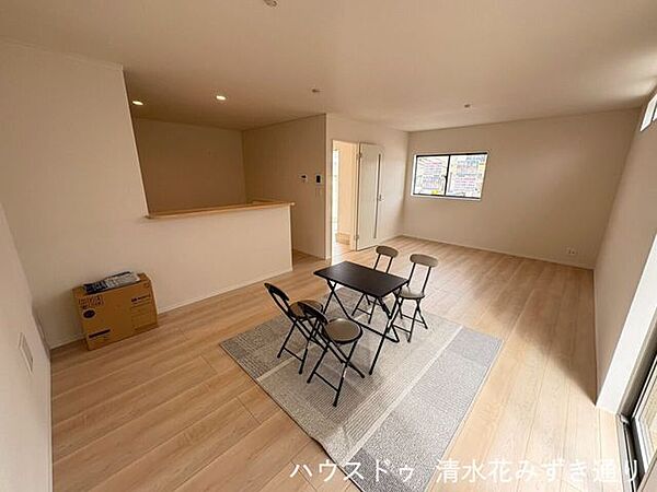 1F20帖LDK・・・開放感のある20帖LDK。ソファで映画を楽しんだり、ダイニングでゆったり食事をしたり。家族の時間も、くつろぎの時間も心地よく過ごせる空間です。