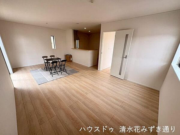 1F20帖LDK・・・ダイニングとリビングをゆったり配置できる広さ。家族が集まっても窮屈さを感じにくく、のびのびとした団らん時間を楽しめます。