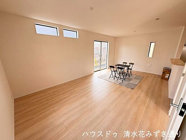 1F20帖LDK・・・家族みんながゆったり過ごせる20帖の広々LDK。ソファでくつろぐ人、キッチンで料理をする人、それぞれの時間を楽しみながら自然と会話が生まれる心地よい空間です。