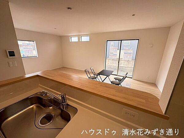 1F20帖LDK・・・調理スペースが広いカウンターキッチン。食材や調理器具をゆったり広げられ、家族と会話を楽しみながら料理ができる心地よい空間です。