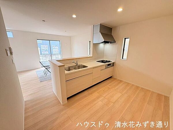 1F20帖LDK・・・家族が自然と集まる憩いの空間。お子様が遊ぶ様子を見守りながら料理ができ、家族の会話も弾むゆとりある暮らしが叶います。