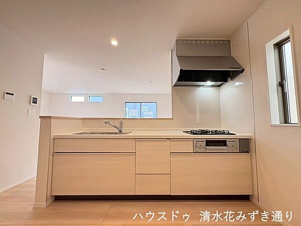 1F20帖LDK・・・シンク下には収納スペースを確保。お鍋やフライパンなどの調理器具をすっきりしまえるので、キッチンを広く使えます。