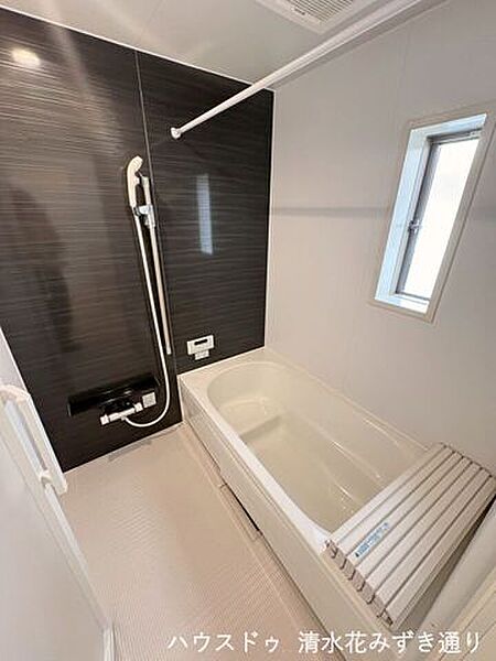 浴室の一面に黒のアクセントクロスを取り入れることで、空間全体が引き締まり、ホテルライクな上質感を演出。汚れが目立ちにくく、お手入れのしやすさも嬉しい♪毎日のバスタイムが、ほっとくつろげる特別な時間に！