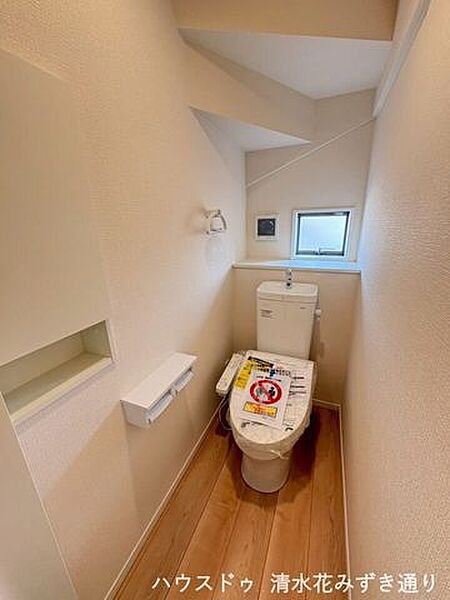 1Fトイレ・・・白を基調としたトイレは、清潔感があり圧迫感も軽減され快適な空間を演出！タオルや小物などで差し色（グリーンや黒、ベージュなど）ものを使うとアクセントとなり、おしゃれな演出ができます♪
