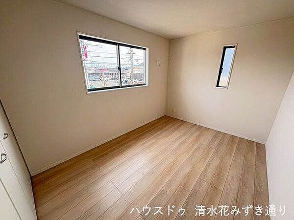 2F東側6帖洋室・・・朝日をたっぷり取り込める明るい空間！朝の光で目覚めもすっきり、子どもの勉強や身支度も気持ちよく◎家族の一日のスタートを快適にサポートしてくれます！