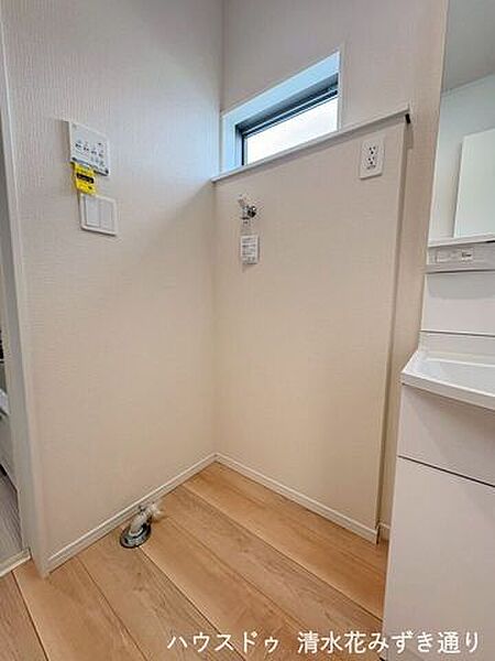 洗面所には洗濯機置き場が備え付けられているので、入浴のために脱いだ洋服などを脱いでそのまま洗濯機へもっていく動線が自然と生まれることで、脱ぎっぱなしがなくなりますね♪