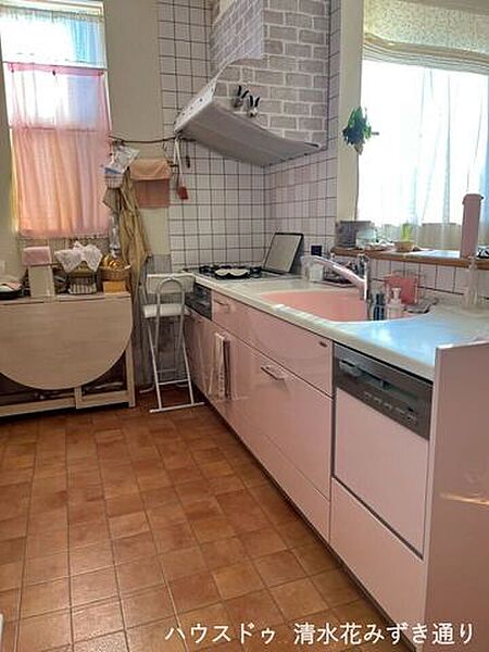 シンク下までやさしいピンクで揃えたキッチンは、立つたび気分が上がる空間。たっぷり収納で調理器具もすっきり片付き、食洗機付きで後片付けの負担も軽減。毎日の家事が少しラクになる、うれしい設備です！