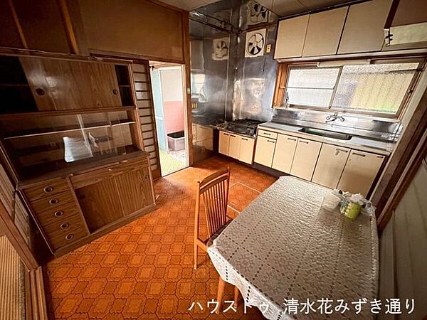 1Fダイニングキッチン・・・壁付けキッチンでは後ろを振り向くだけで楽に配膳することができます！家族の人数が多いと配膳する数も多いため、壁付けキッチンの方が効率良く作業できるといえるかもしれませんね♪