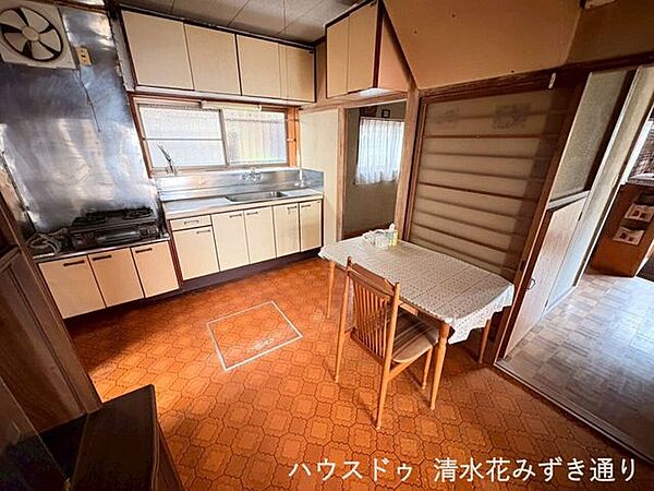 1Fダイニングキッチン・・・コンパクトなダイニングキッチンは、動線が短く家事効率が良いのが魅力♪料理・配膳・片付けまでがスムーズに完結！冷暖房効率も良く、日々の光熱費も抑えやすいのも嬉しいポイント！