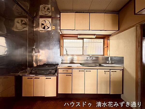 1Fダイニングキッチン・・・壁付けキッチンはLDKの端に位置するためデッドスペースができにくく、その分リビングとダイニングを広く確保することができます◎