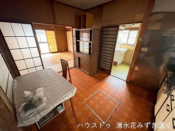 1Fダイニングキッチン・・・無駄のないコンパクトなダイニングキッチンは移動距離が少なく、家事の時短に♪限られた空間だからこそお掃除もラクに。単身やご夫婦暮らしにちょうど良い、使い勝手の良い設計◎