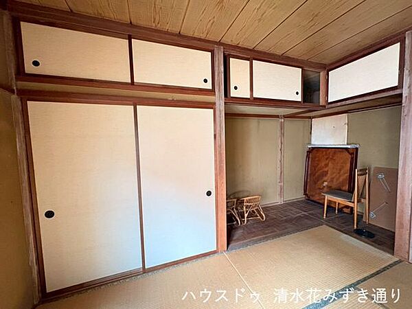 1F8帖和室・・・ダイニングキッチンに続く8帖の和室は、ゆったりとした広さが魅力。角には床の間もあり、季節の花や掛け軸を飾って和の趣を楽しめます。来客時にもきちんと感のある空間として活躍する一室！