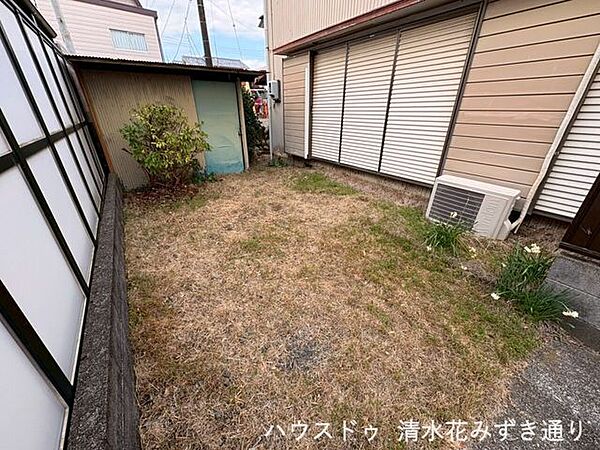 こちらの芝生スペースには住居へ横付けで1台駐車可能。荷物の多い日も玄関までの移動がスムーズで、雨の日の乗り降りも快適です。お庭としても活用できる、ゆとりあるスペースです！