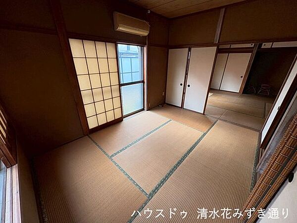1F6帖和室・・・リビング近くにある使い勝手の良い一室。来客用としてはもちろん、お子さまのお昼寝や遊び場にも活躍します。畳のやわらかな質感に包まれ、ほっとくつろげる空間です！