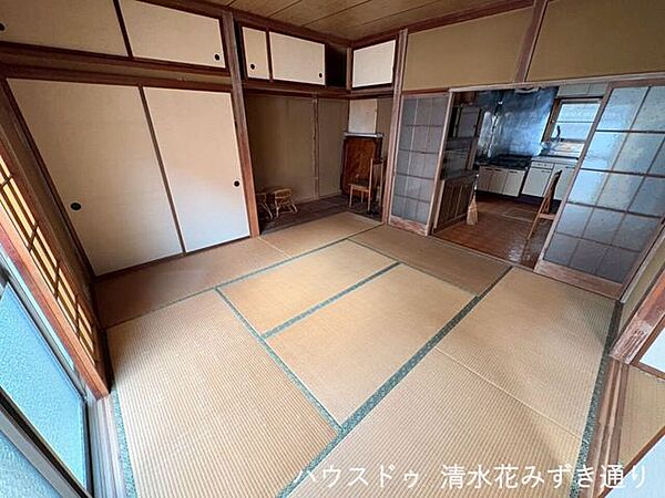 1F8帖和室・・・ダイニングキッチンへと続く8帖の和室は、扉を開ければ一体感のある広々空間に。食後にそのままくつろいだり、お子さまの遊び場やお昼寝スペースとしても活躍♪